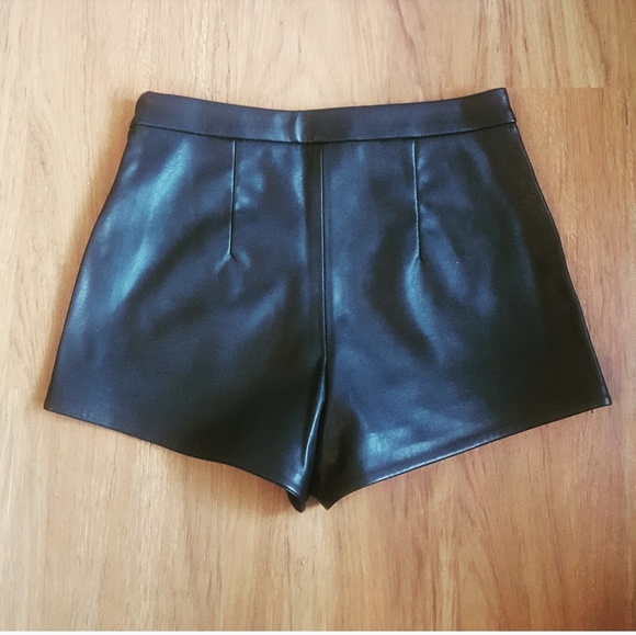 3 for $20 NWT H&M Black Leather High-Rise Shorts - Picture 2 of 3